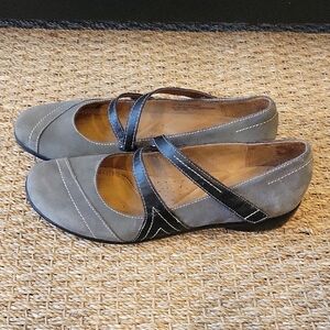 Naturalizer Two-Tone Gray and Black Suede Mary Jane Loafers